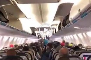Как канадские пассажиры выходят из самолета