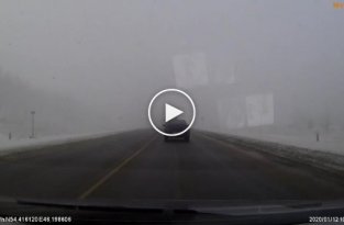 Водитель вылетел в кювет при попытке обгона в тумане