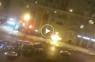 Обнаглевший водитель автовоза решил развернуться через 13 полос в центре Москвы