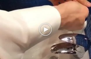 Виталий Кличко показал, как правильно мыть руки