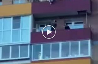 Сотрудник МЧС из Иркутска спас девушку, выпавшую с балкона дома