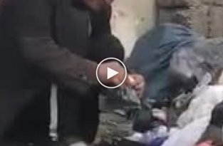 В Нур-Султане сняли на видео, как мужчина собирал на помойке медицинские маски в пакетик