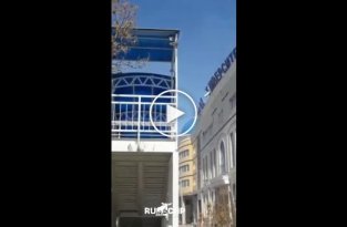 Ураганный ветер снес крышу университета в Казахстане