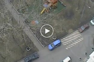 Падение девушки с 12 этажа в Москве попало на видео
