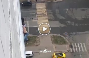 Москвич чуть не упал с 15-го этажа, пытаясь сделать селфи