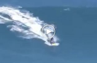 Очень зрелищный и опасный трюк в исполнении серфингиста