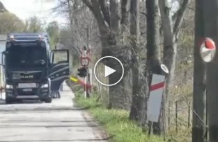 Зрелищное столкновение поезда с грузовиком в Норвегии