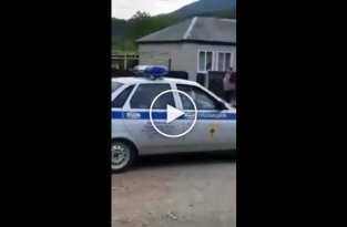 В Туапсе полицейский едва не задушил задержанного в служебном автомобиле
