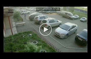 Омский водитель переехал женщину, помогавшую ему парковаться