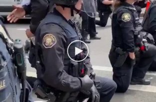 В Портленде полицейские встали перед протестующими на колени