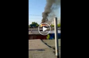 Момент взрыва в жилом доме при пожаре попал на видео (мат)