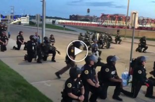 Полицейские из Штата Айова встали на колени