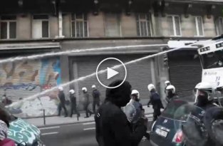В Брюсселе на акции против расизма людей разогнали водометом