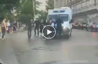 В Дагестане родственники пытались отбить у полиции мужчину, убившего сына