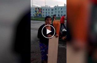 Найдена мамаша, которая отправила ребёнка в мусорный бак на поиски съестного