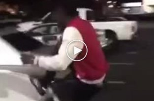 Видео с закономерным финалом темнокожий парень залез на белую машину