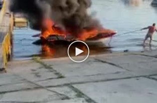 В Тольятти мужчина оттягивал горящую лодку от деревянной вымостки