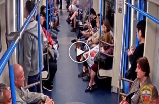 Хулиган распылил в сторону пассажиров газовый баллончик в вагоне московского метро