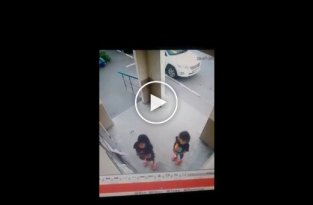 Нападение мужчины на девочку в омском подъезде