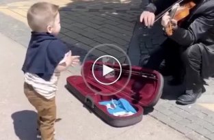 Мальчик пустился в пляс возле уличного музыканта