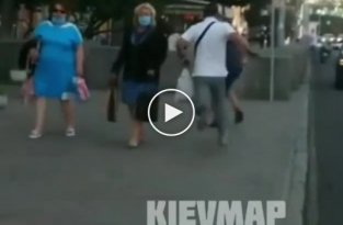 На бульваре Леси Украинский парень напал на девушку (мат)