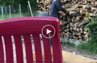 Пьяный мужчина попытался донести дрова в костер