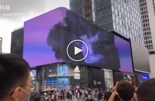 Впечатляющий экран на китайском торговом центре