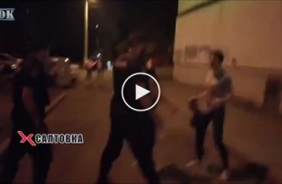 В Харькове пьяные в стельку подростки разбили голову полицейскому (мат)