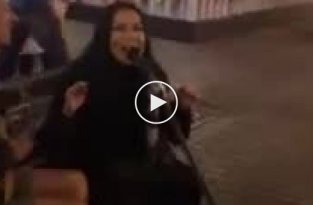 Певица Елка подпела уличному музыканту в Москве