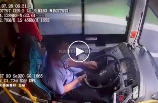 Водитель автобуса смотрел на выезд, но не заметил препятствие на своем пути
