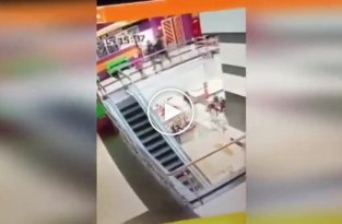 Школьник из Нижнекамска решил скатиться по перилам эскалатора и упал вниз с четвертого этажа