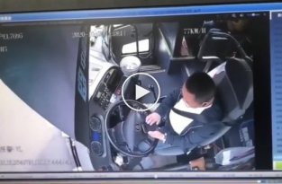 Водитель автобуса, увлечённый телефоном, «догнал» грузовик в Китае