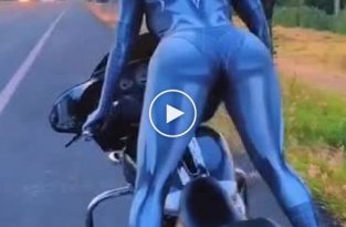 Девушка в необычном костюме на мотоцикле