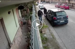 Итальянские преступники угнали автомобиль необычным способом
