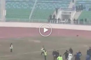В Узбекистане футбольный матч закончился избиением арбитров