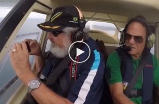 Бразильский режиссер уронил из самолета свой iPhone, а смартфон отделался парой царапин