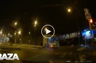 В Москве сотрудника ДПС дважды сбила машина за 30 секунд