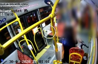 Спокойный и культурный пассажир в автобусе с детьми