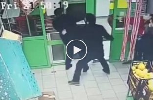 Охранник-чеченец избил покупателя Пятерочки в Москве