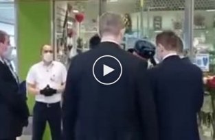 Полиция и охрана скрутили москвича без маски