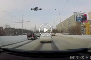 Неравнодушный автомобилист из Красноярска очистил от снега чужой автомобиль