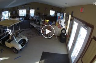 Американец заменил батарею на гольфмобиле внутри своего жилища