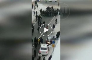 В Казани ОМОН силой разгоняет протестующих (мат)