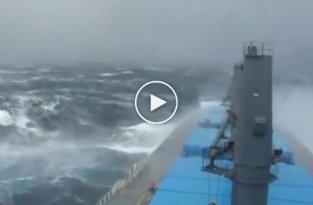 Обычный день на работе моряки пробираются сквозь шторм в Тихом океане