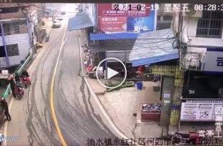 Грузовик не вписался в поворот и завалил кирпичами мотоциклистов в Китае