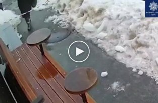 В Киеве на женщину рухнула глыба льда с крыши дома
