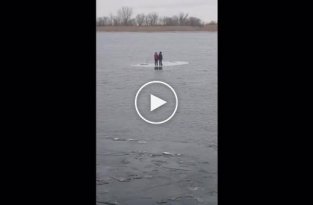 Мальчиков унесло на льдине, но неравнодушный мужчина спас их