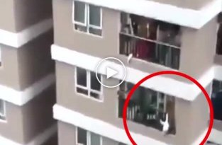 В Ханое мужчина поймал девочку, которая выпала с 12-го этажа