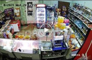 Продавщица не дала вооруженному мужчине ограбить магазин (мат)