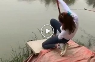 Девушка, которая любит рыбачить и умеет это делать